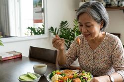 Tiền đ&aacute;i th&aacute;o đường, ăn tinh bột thế n&agrave;o để kiểm so&aacute;t đường huyết?