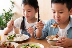 5 dưỡng chất quan trọng cần bổ sung cho học sinh khi vào năm học mới