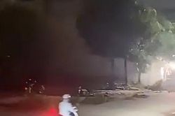 Thót tim cảnh nhà cao tầng đổ sập, suýt đè trúng người đi đường