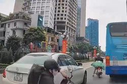 Va chạm với Mercedes, xe máy lập tức tăng ga rời hiện trường