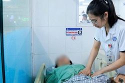 Ong đốt v&agrave;o ng&oacute;n tay, người phụ nữ sưng ph&ugrave; mặt