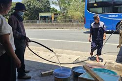 Thiếu nước sạch, người dân ở Huế mang xô chờ 'tiếp tế' giữa trưa nắng