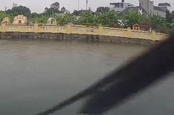Một giây mất tập trung, tài xế suýt lao ô tô xuống ao