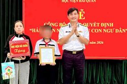 Học viện Hải quân nhận đỡ đầu con của ngư dân ở Đắk Lắk