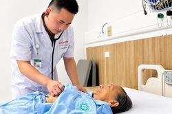 Chạy đua với 'tử thần' trong đêm, cứu trái tim của cụ bà 94 tuổi