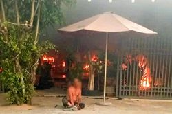 Người đàn ông phóng hỏa đốt nhà, ôm người tình trong biển lửa