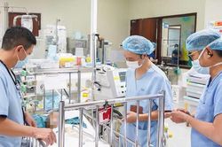 Trẻ chấn thương sọ não nặng do vặn tay ga xe máy điện
