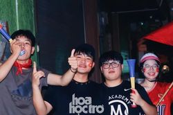 Muôn kiểu mừng ĐT Việt Nam chiến thắng, người dân 'đi bão' tinh tế biết điểm dừng