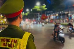 Công an Thủ đô trắng đêm hòa chung không khí vui tươi, phấn khởi của người hâm mộ