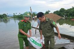 C&ocirc;ng an cơ sở b&aacute;m địa b&agrave;n, hỗ trợ nh&acirc;n d&acirc;n khắc phục hậu quả ngập &uacute;ng