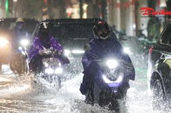 Mưa đúng giờ tan tầm, nhiều tuyến đường Hà Nội bị dềnh nước