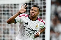 Real Madrid đè bẹp Sociedad nhờ cú hat-trick Mbappe