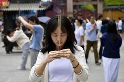 Thấy gì khi người trẻ Trung Quốc đi chùa cầu việc làm?