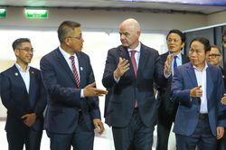 Chủ tịch FIFA thăm s&acirc;n vận động lớn thứ nh&igrave; Việt Nam