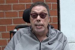 DIễn viên 'Ở nhà một mình' Tim Curry qua đời