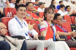 Việt Nam vô địch ASEAN Cup 2026 và tình yêu bóng đá của hai 'nữ tướng'