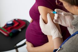 3 loại vaccine thai phụ nhất định phải biết để chở che con yêu