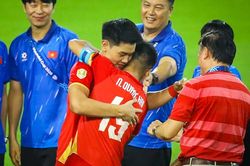 Hành động đẹp của Quang Hải với Đình Bắc