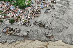 Lũ quét cuồn cuộn nhấn chìm làng mạc Nepal - Trung Quốc