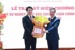 Ra mắt s&aacute;ch của nguy&ecirc;n Chủ tịch nước Lương Cường
