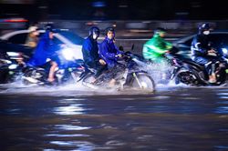 Đường phố Hà Nội ngập sâu sau mưa lớn nhưng nước rút nhanh