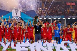 Khoảnh khắc n&acirc;ng c&uacute;p v&ocirc; địch ASEAN Cup 2026 của tuyển Việt Nam