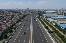 Từ 27.8: Chạy cao tốc, &ocirc; t&ocirc; phải c&aacute;ch xe trước bao nhi&ecirc;u m&eacute;t để kh&ocirc;ng bị phạt?