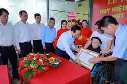 Trao Huy hiệu 80 năm tuổi Đảng cho 3 đảng vi&ecirc;n tại Thanh H&oacute;a