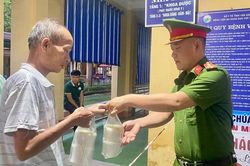 Công an xã Văn Chấn lan tỏa yêu thương từ những suất cháo nghĩa tình