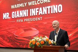 Chủ tịch FIFA tin Việt Nam có thể trở thành cường quốc bóng đá thế giới