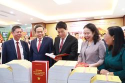 Ra mắt cuốn s&aacute;ch 'Sức mạnh của d&acirc;n tộc Việt Nam trong sự nghiệp x&acirc;y dựng v&agrave; bảo vệ Tổ quốc' của Đại tướng Lương Cường