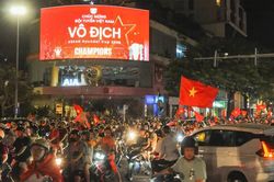 Đ&agrave; Nẵng: H&agrave;ng ngh&igrave;n người d&acirc;n đổ ra đường mừng tuyển Việt Nam v&ocirc; địch ASEAN Cup 2026