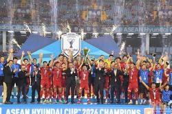 [Ảnh] Đội tuyển Việt Nam n&acirc;ng cao C&uacute;p v&ocirc; địch ASEAN Cup 2026