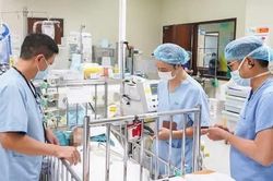 Cảnh báo nguy hiểm khi để trẻ đứng trên sàn xe máy điện
