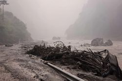 Việt Nam gửi điện thăm hỏi Trung Quốc v&agrave; Nepal về thi&ecirc;n tai