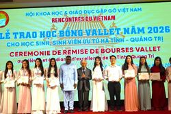 Trao học bổng Vallet cho học sinh, sinh vi&ecirc;n ưu t&uacute; Quảng Trị v&agrave; H&agrave; Tĩnh