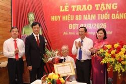 Trưởng Ban Tổ chức Trung ương Nguyễn Duy Ngọc trao tặng Huy hiệu 80 năm tuổi Đảng cho các đảng viên ở Bắc Ninh
