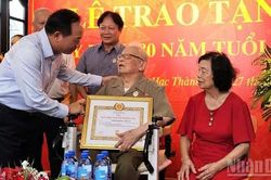 Đồng ch&iacute; Trịnh Văn Quyết, Trưởng Ban Tuy&ecirc;n gi&aacute;o Trung ương trao Huy hiệu 80 năm tuổi Đảng tại tỉnh Thanh H&oacute;a