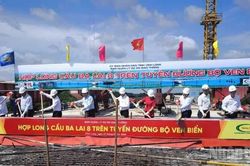 Hợp long cầu Ba Lai 8 trên tuyến đường bộ ven biển Vĩnh Long