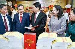 [Ảnh] Chủ tịch Quốc hội Trần Thanh Mẫn dự Lễ giới thiệu s&aacute;ch 'Sức mạnh của d&acirc;n tộc Việt Nam trong sự nghiệp x&acirc;y dựng v&agrave; bảo vệ Tổ quốc'