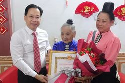 Sơn La: Trao Huy hiệu Đảng, tiếp nối truyền thống cách mạng
