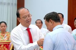 C&agrave; Mau trao Huy hiệu Đảng cho hơn 3.000 đảng vi&ecirc;n dịp Quốc kh&aacute;nh
