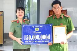 Trao nhà tình nghĩa cho cán bộ chiến sĩ có hoàn cảnh khó khăn
