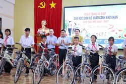 Trao quà cho học sinh vùng biên Quảng Trị trước thềm năm học mới