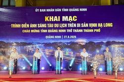 Khai mạc chương trình trình diễn ánh sáng tàu du lịch trên Di sản Vịnh Hạ Long
