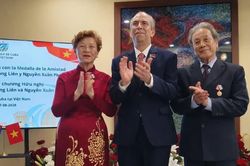 Cuba trao Huy chương Hữu nghị cho 2 cựu lưu học sinh Việt Nam