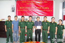 Trung t&acirc;m Nhiệt đới Việt - Nga b&agrave;n giao Nh&agrave; t&igrave;nh nghĩa tặng gia đ&igrave;nh ch&iacute;nh s&aacute;ch