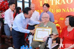 Đồng ch&iacute; Trịnh Văn Quyết trao Huy hiệu 80 năm tuổi Đảng tặng đảng vi&ecirc;n l&atilde;o th&agrave;nh tại tỉnh Thanh H&oacute;a