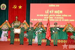 Xưởng 340 (Bộ Tham mưu Quân khu 5) đón nhận Huân chương Bảo vệ Tổ quốc hạng Ba