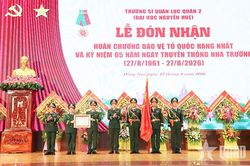 Trường Sĩ quan Lục qu&acirc;n 2 đ&oacute;n nhận Hu&acirc;n chương Bảo vệ Tổ quốc hạng Nhất